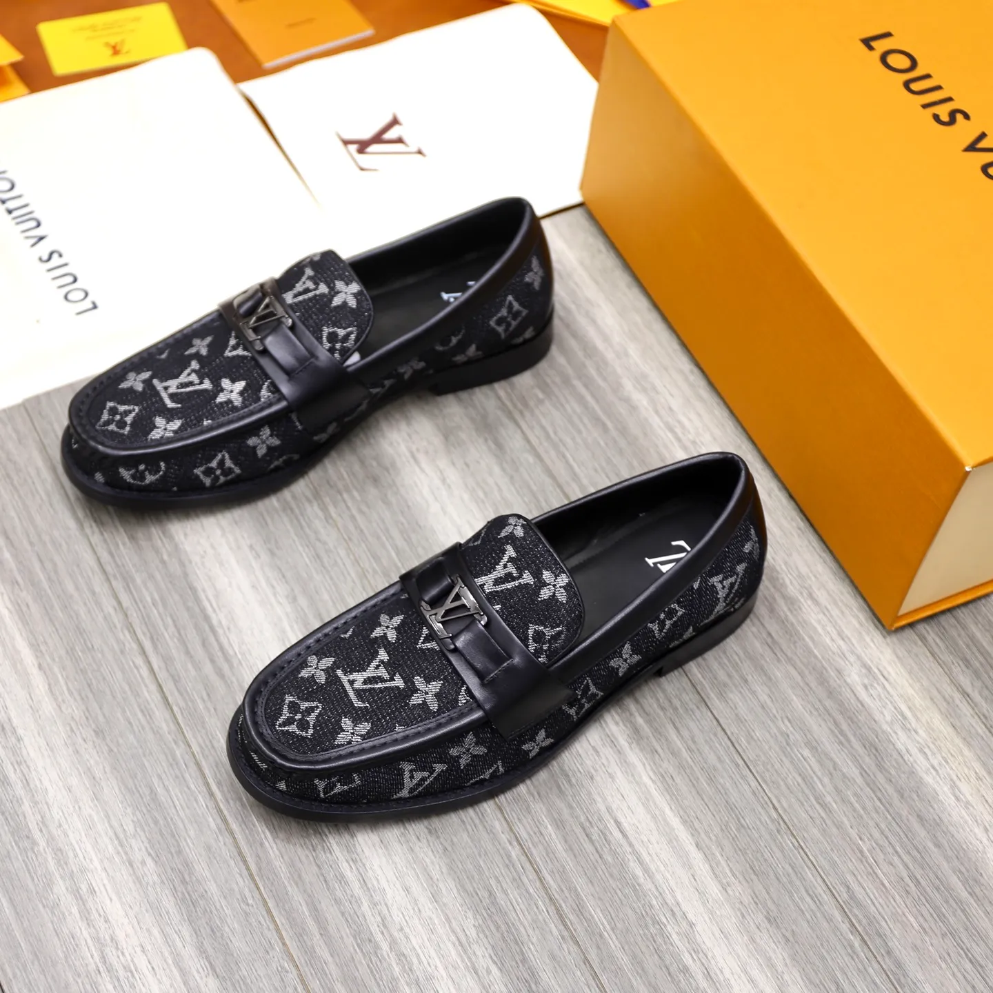 Men's Men's Shoes💰💰920LV Louis Vuitton Slip-on Loafers, top quality products from Guangzhou, ready for sale! This LV Glove loafer is made of selected soft cowhide, with a slightly wrinkled leather surface and a very high-end texture. Each pair is unique. The leather surface is light and soft, with a fine texture and good luster. It is a classic loafer style, with exquisite handmade mark stitching on the toe, and a square toe configuration to highlight the classic style. The horizontal band has hot-printed LV three-dimensional letters, semi-solid handcrafts and a genuine leather outsole, and a rubber patch on the heel to create wear-resistant performance and comfort. One of the must-have loafers for men! Comes with full original packaging! Code number: 38-39-40-41-42-43-44 (38, 45, 46 customized) standard leather shoe code